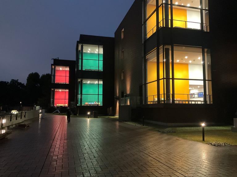 夜の東京都美術館